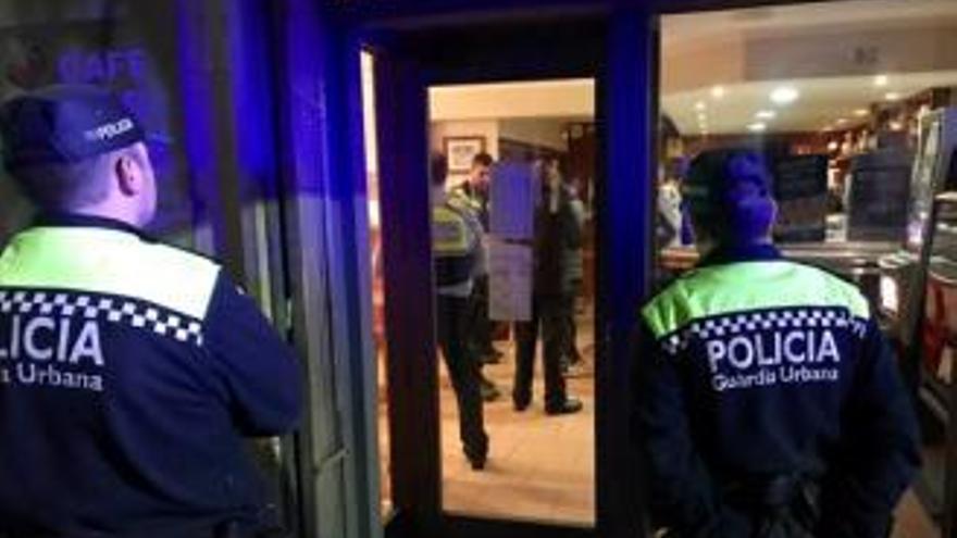 Operatiu contra la droga en un bar conflictiu del carrer Sant Pau.