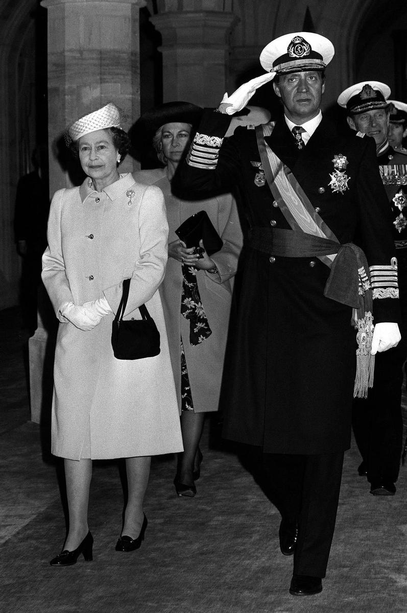 La reina Isabel y el rey Juan Carlos en Windsor en 1986