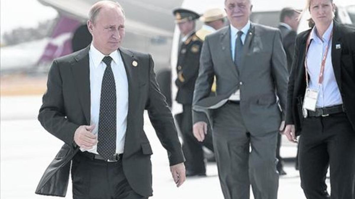 El presidente 8 Vladimir Putin instantes antes de subir al avión en Brisbane (Australia), ayer.