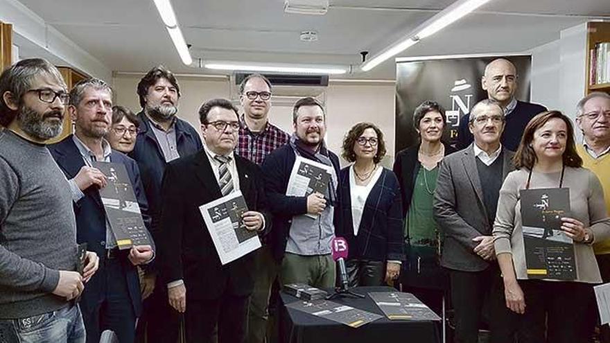 Autores, organizadores y autoridades, ayer durante la presentación de ´Febrer Negre´.