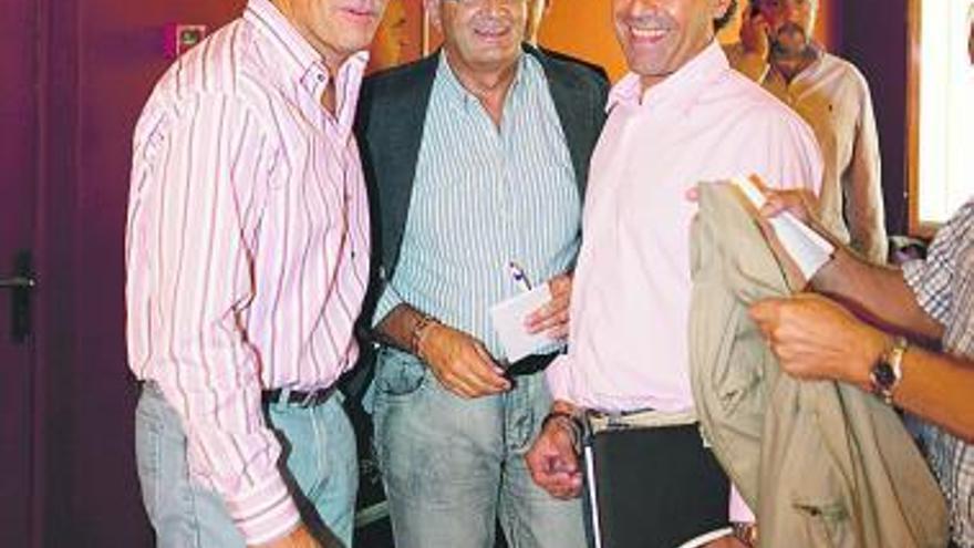 Maximino García (CC OO), Víctor Fernández (FITAG-UGT) y José Antonio Barriada (SOMA-FIA-UGT), en la última asamblea de Acom-España.