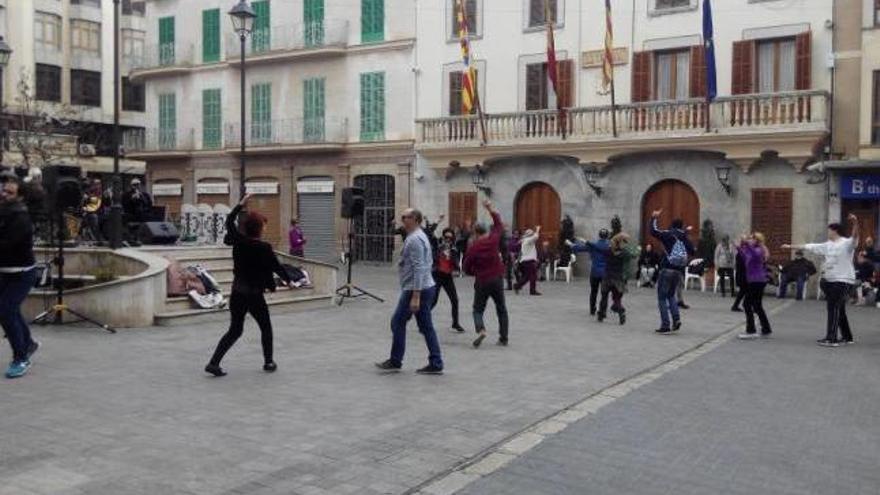 Grupos de personas danzan al son de los músicos.