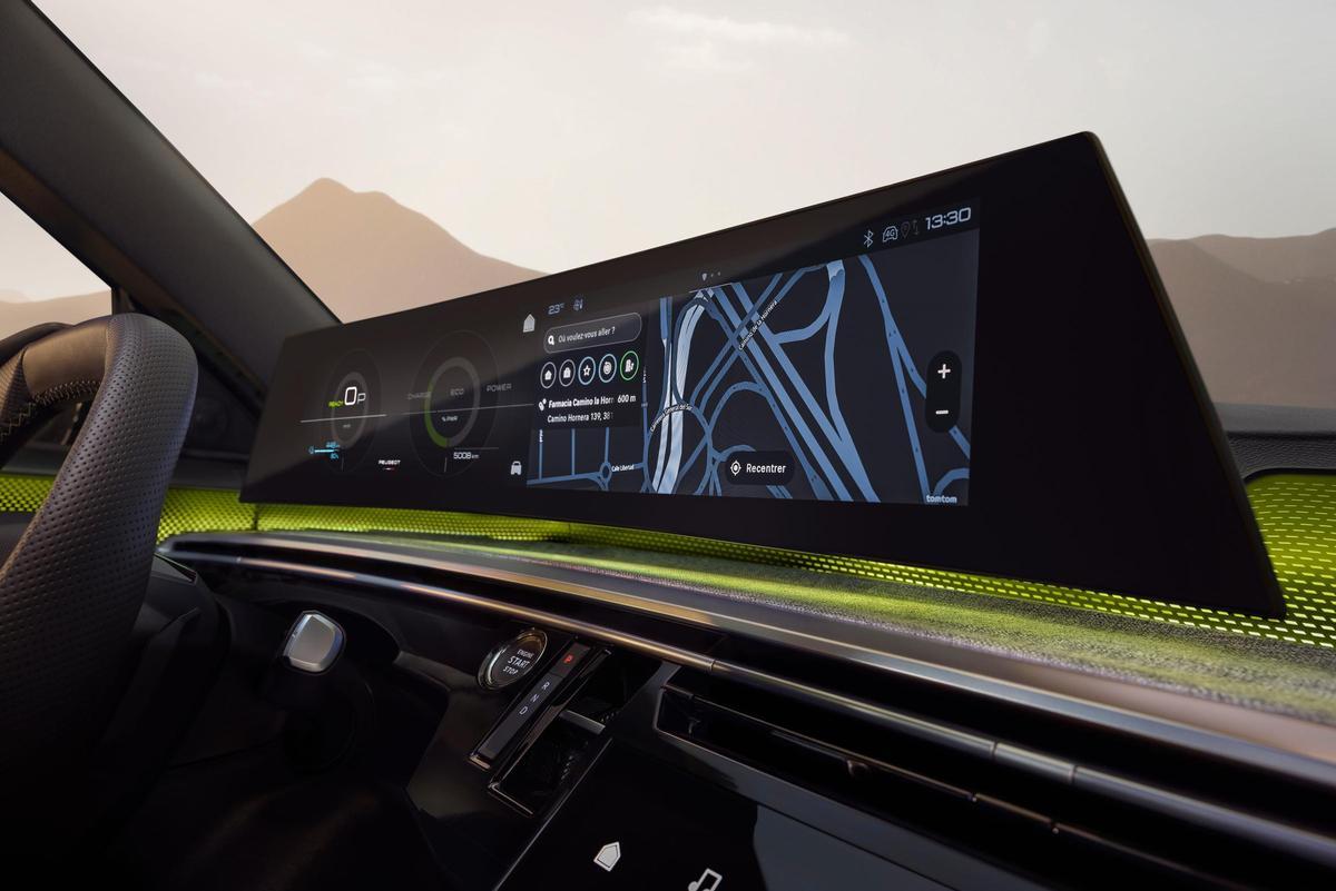 El conductor del Peugeot 5008 disfruta de una elevada posición de conducción, con excelente visibilidad y que se completa con el espectacular Peugeot i-Cockpit panorámico