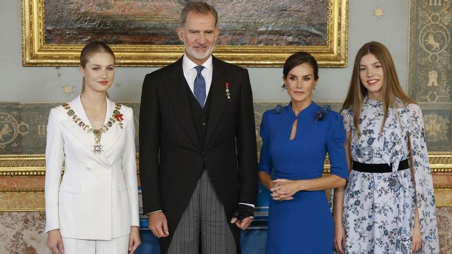 Los reyes Felipe y Letizia, junto a la princesa Leonor y la infanta Sofía, posan para los medios tras la imposición del Collar de la Orden de Carlos III a la princesa de Asturias, en un acto celebrado en el salón de Carlos III del Palacio Real,.