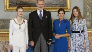 Los reyes Felipe y Letizia, junto a la princesa Leonor y la infanta Sofía, posan para los medios tras la imposición del Collar de la Orden de Carlos III a la princesa de Asturias, en un acto celebrado en el salón de Carlos III del Palacio Real,.