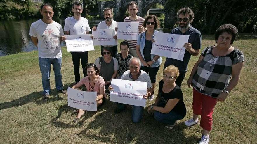 Integrantes del BNG, al mediodía de ayer, con el puente de Pontevea al fondo. // Bernabé/Cris M.V.