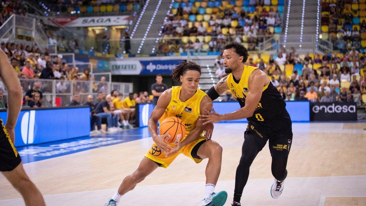 Payton Willis trata de no ser superado por Lukas Maniema en un lance del primer derbi de la Copa Isola.