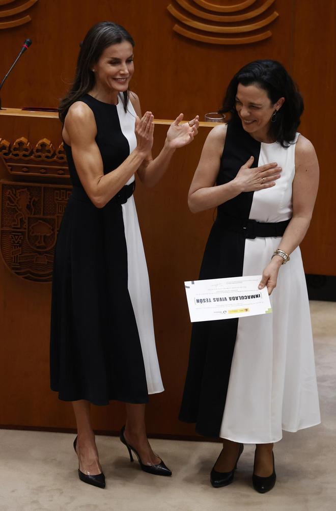 La reina Letizia y una galardonada en los Premios Reina Letizia 2021, con el mismo vestido de Mango