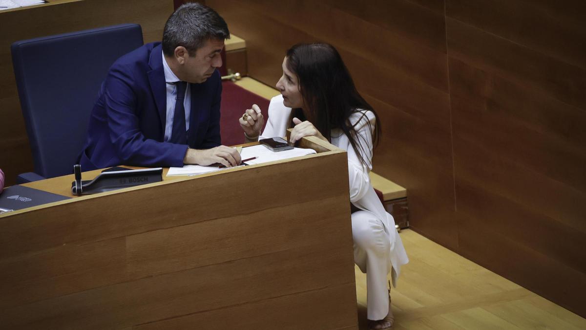 Mazón i Merino parlen durant el debat de pressupostos de les Corts, este dimecres.
