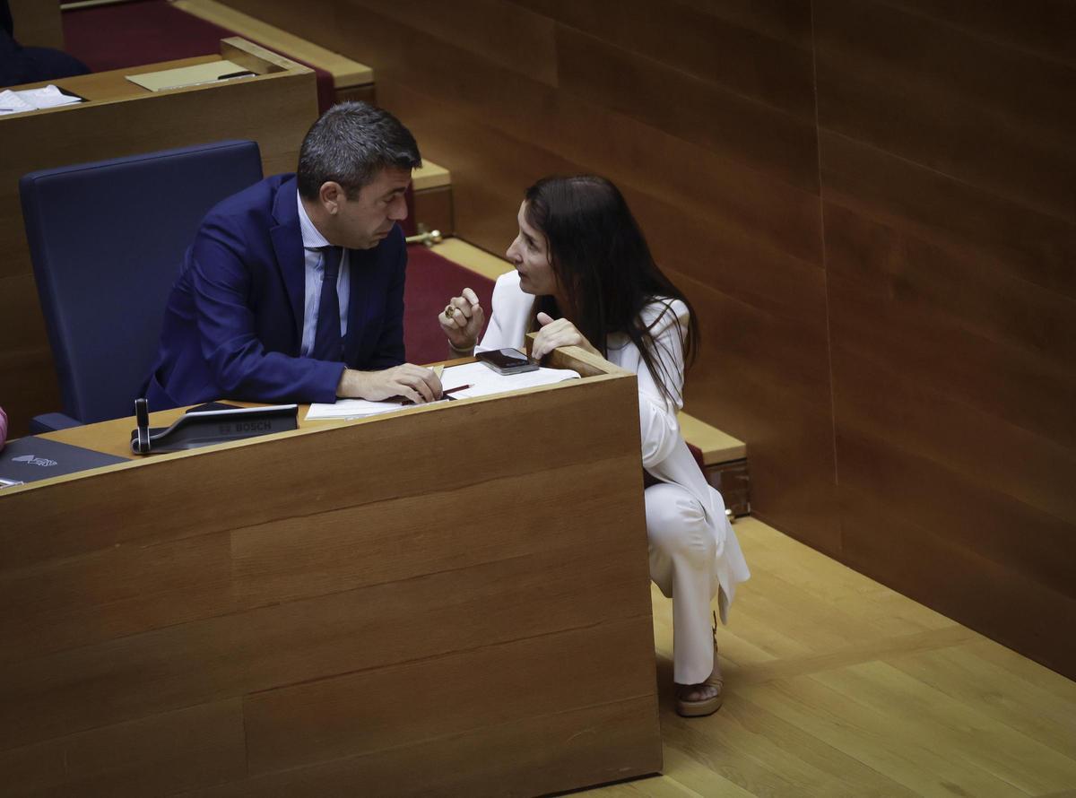 Mazón y Merino hablan durante el debate de Presupuestos de las Corts, este miércoles.