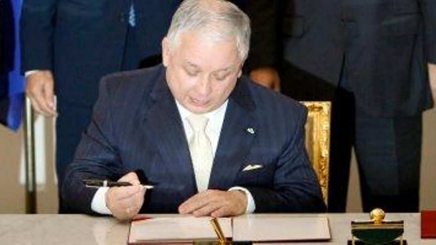 Lech Kaczynski firma en el Tratado de Lisboa.