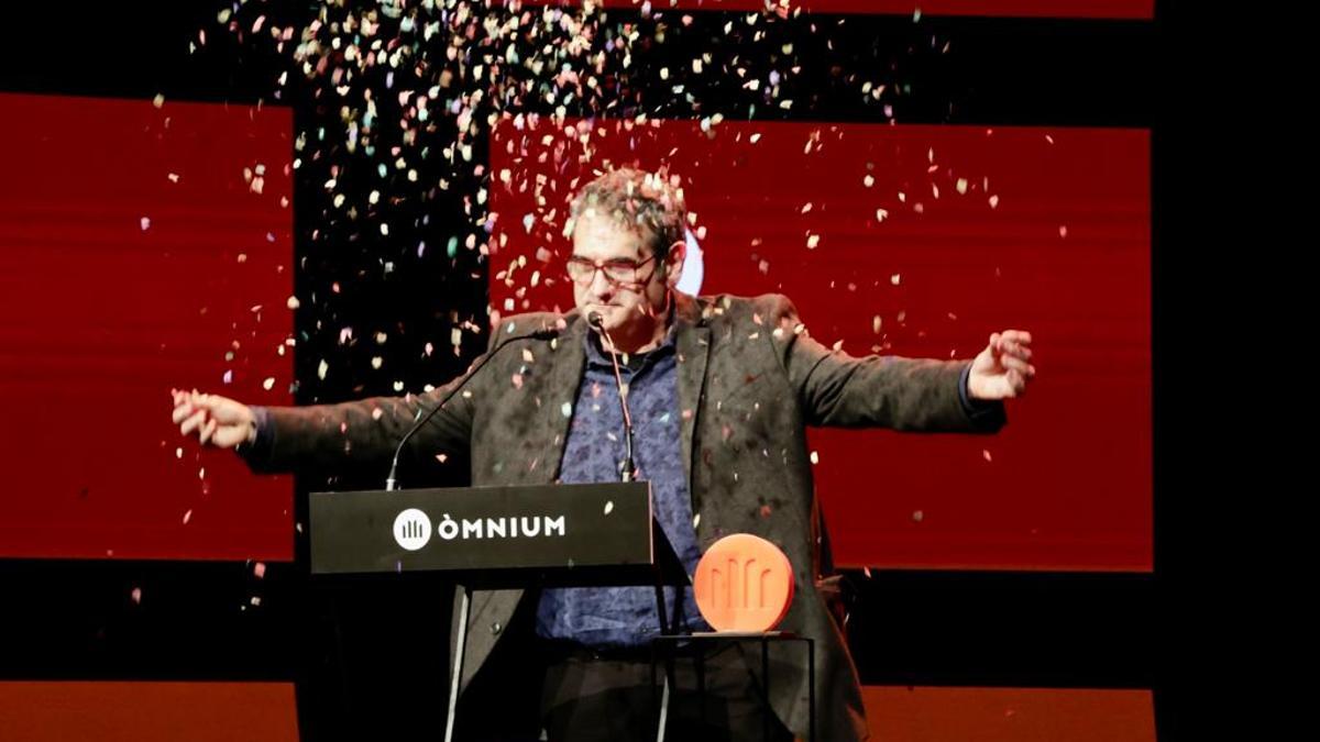 Jordi Puntí, este martes, bajo una lluvia de confeti lanzada por él mismo durante la Nit de Santa Llúcia.