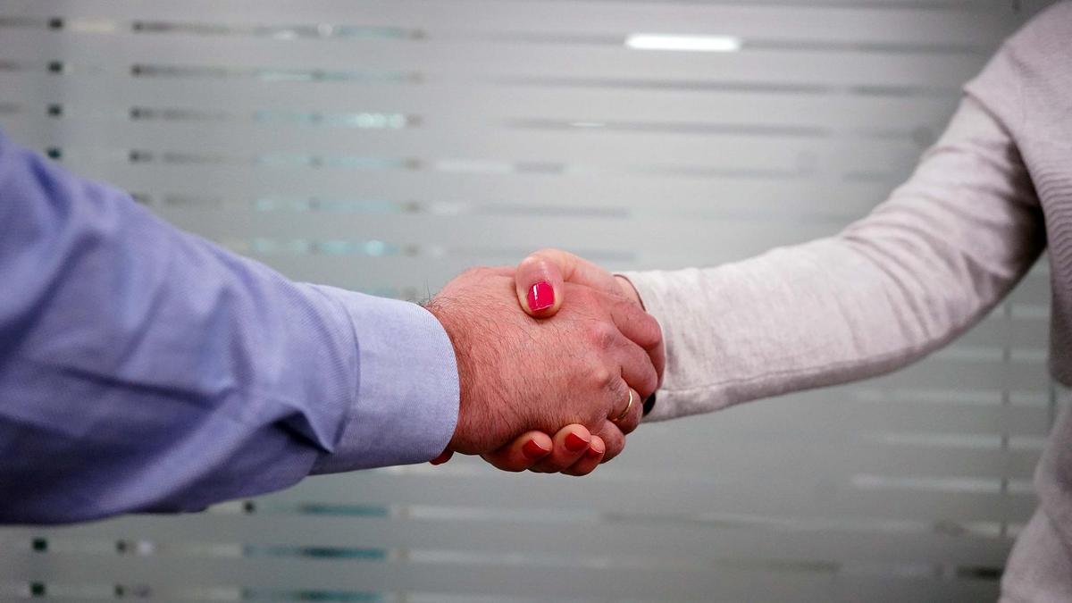 Un apretón de manos, un gesto que se repite a la hora de sellar un acuerdo.