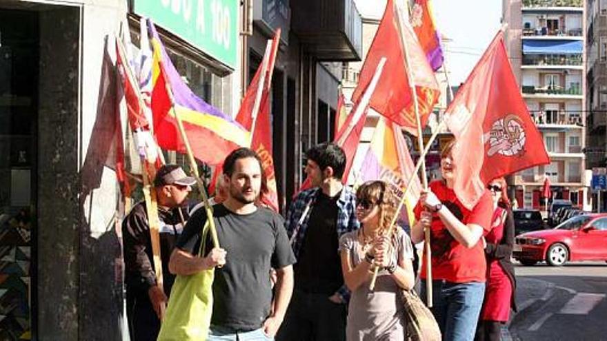 A la izquierda, los manifestantes que se concentraron frente al Palacio de Justicia, en la marcha que les llevó hasta el centro; a la derecha, la protesta por la crisis.