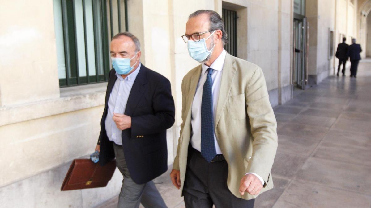 Jesús Quesada, a la derecha, a su entrada a la Audiencia de Alicante.