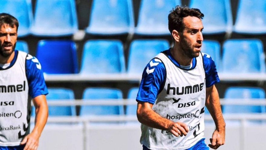 Aitor Sanz y Carlos Ruiz, separados solo por unos metros durante el entrenamiento de ayer. | | CD TENERIFE