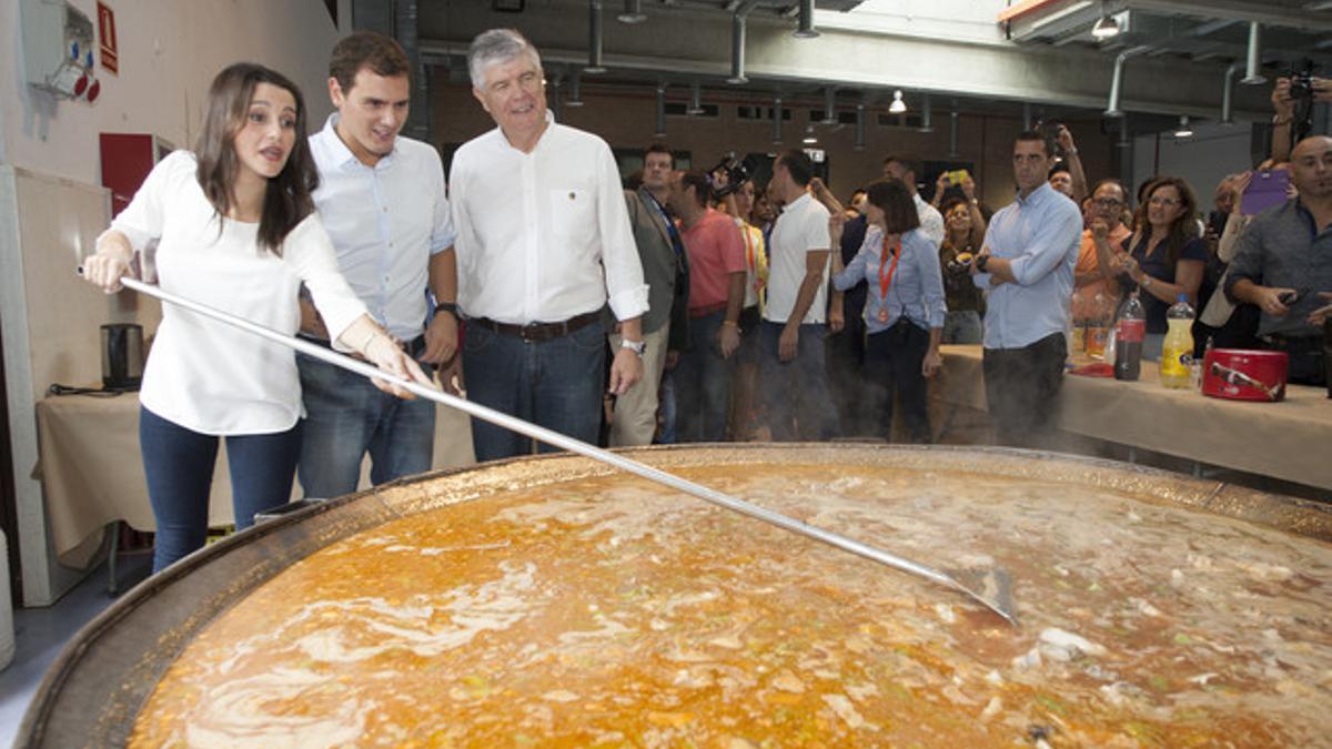 Acto electoral de Ciutadans en Tarragona: paella popular con la presencia de Inés Arrimadas, Albert Rivera y el candidato por Tarragona, Matias Alonso.