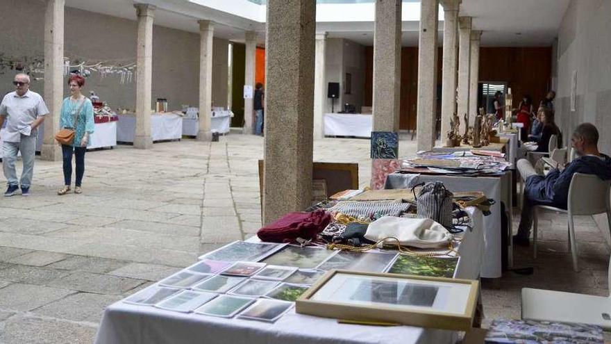 Puestos con piezas artesanales en el patio de la Fundación Luis Seoane.