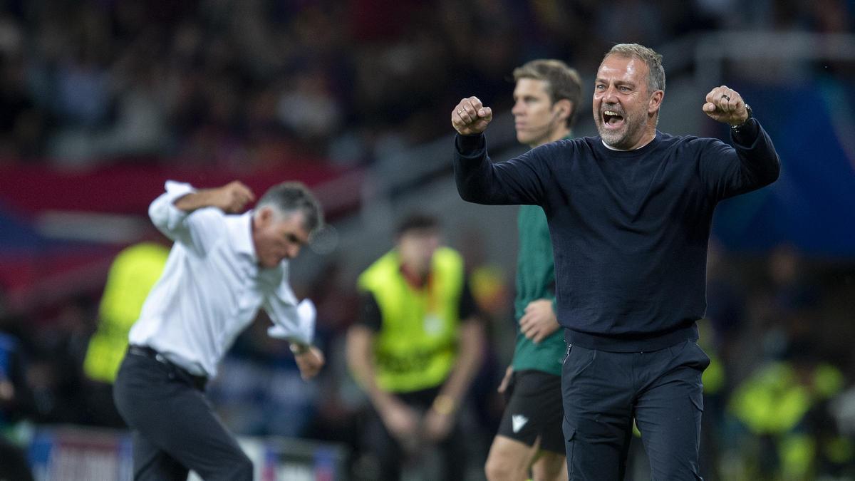 Hansi Flick celebra el segundo gol de Fermín ante la frustración de Mendilibar, técnico del Olympiacos.