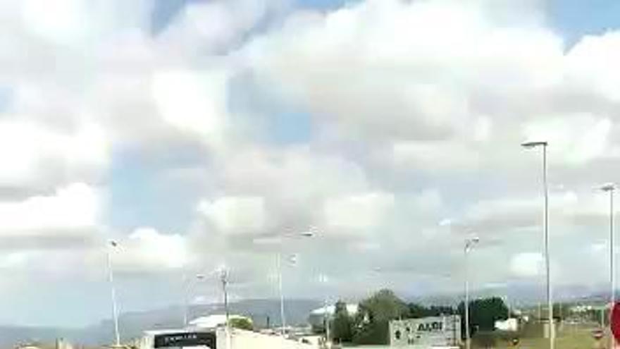 Circula en una silla de ruedas por una carretera de Mallorca