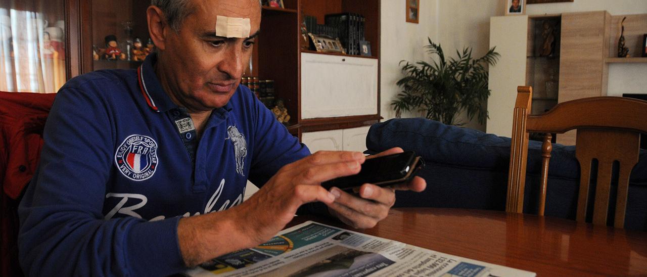 Moisés Loeda, en su casa de Cangas leyendo FARO en su móvil gracias a Siri, el asistente de Apple.