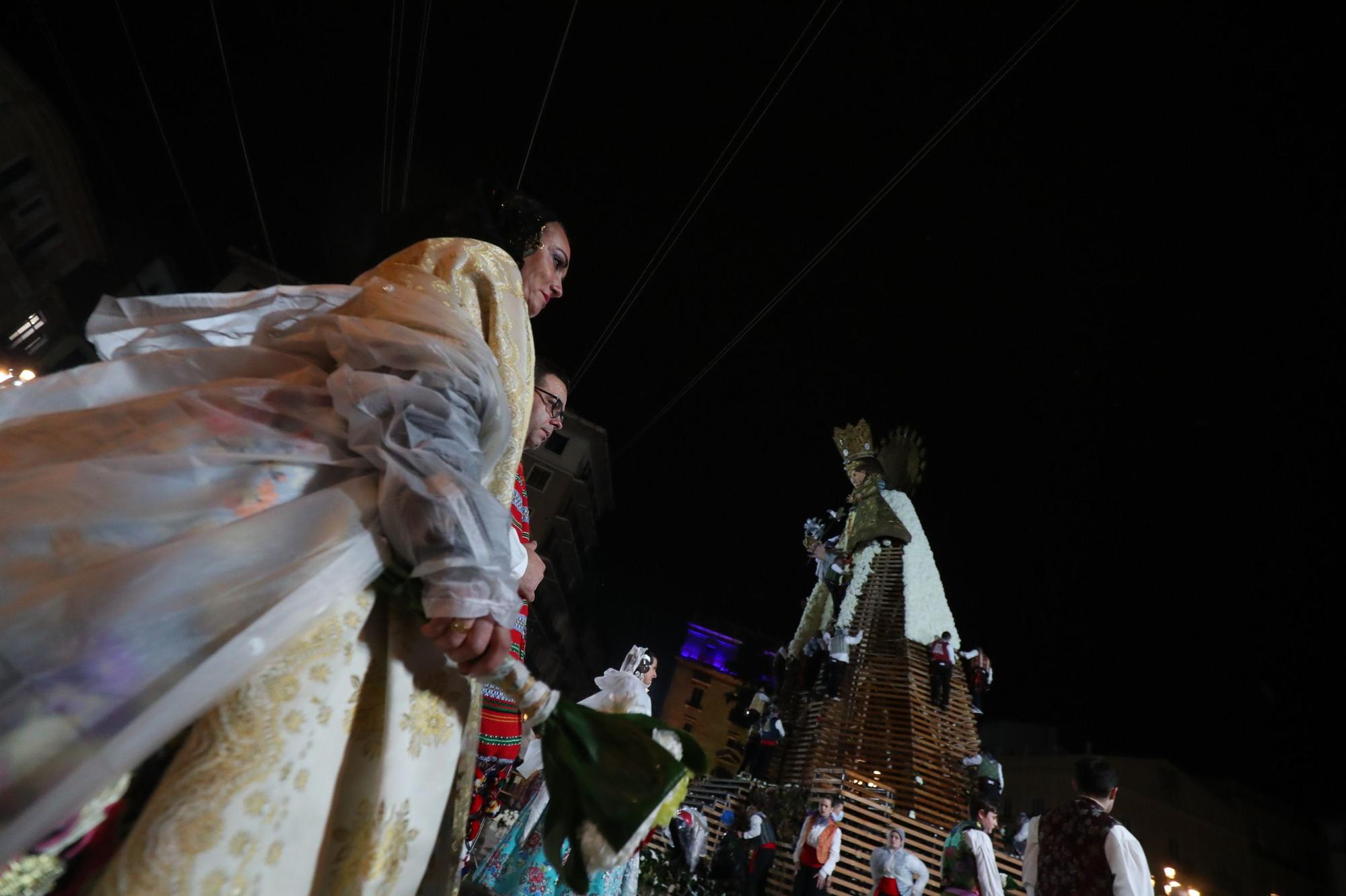 Búscate en el primer día de ofrenda por la calle de la Paz (entre las 19:00 a las 20:00 horas)