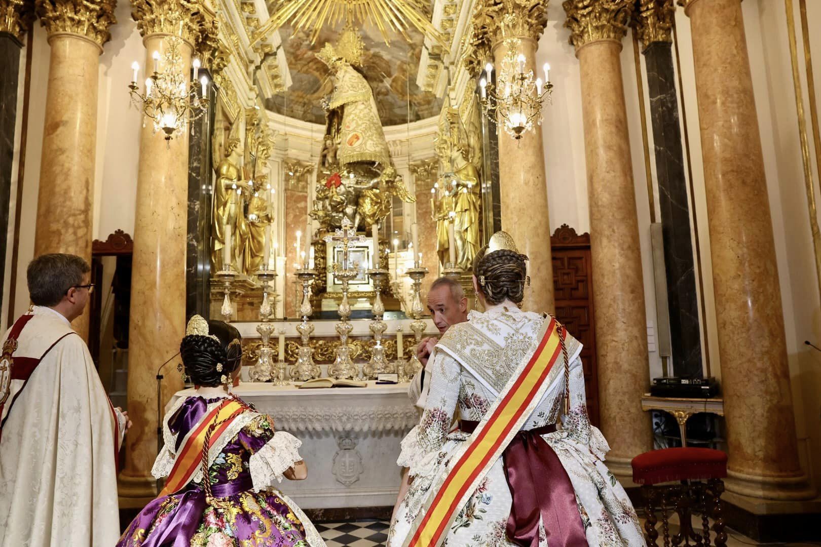 La visita a la Basílica completa la fiesta de la Exaltación en las Fallas 2023