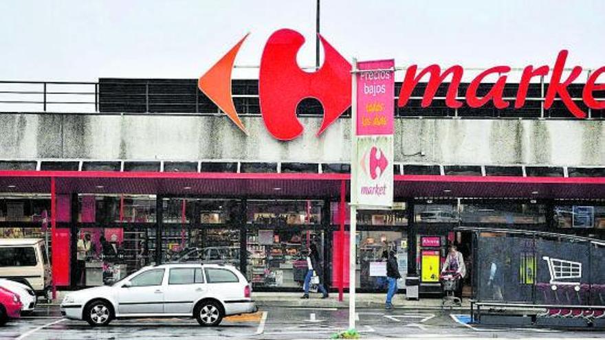 Vista de la fachada de uno de los establecimientos Carrefour localizados en Galicia. |   // GUSTAVO SANTOS