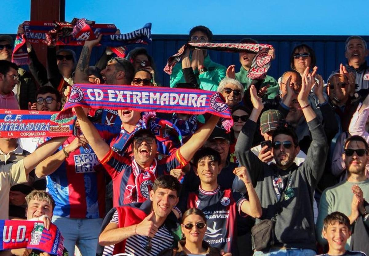 Aficionados del Extremadura durante el último partido en casa.
