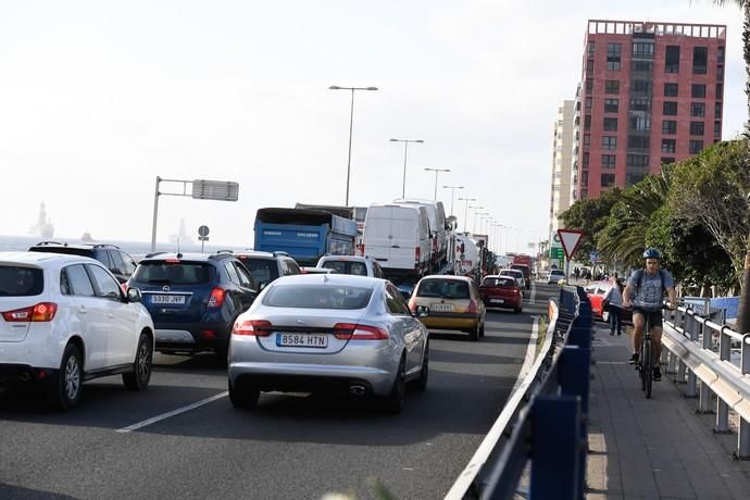 22-04-19 SUCESOS. AVENIDA MARITIMA. LAS PALMAS DE GRAN CANARIA. Accidente a primera hora de la mañana. Fotos: Juan Castro.  | 22/04/2019 | Fotógrafo: Juan Carlos Castro