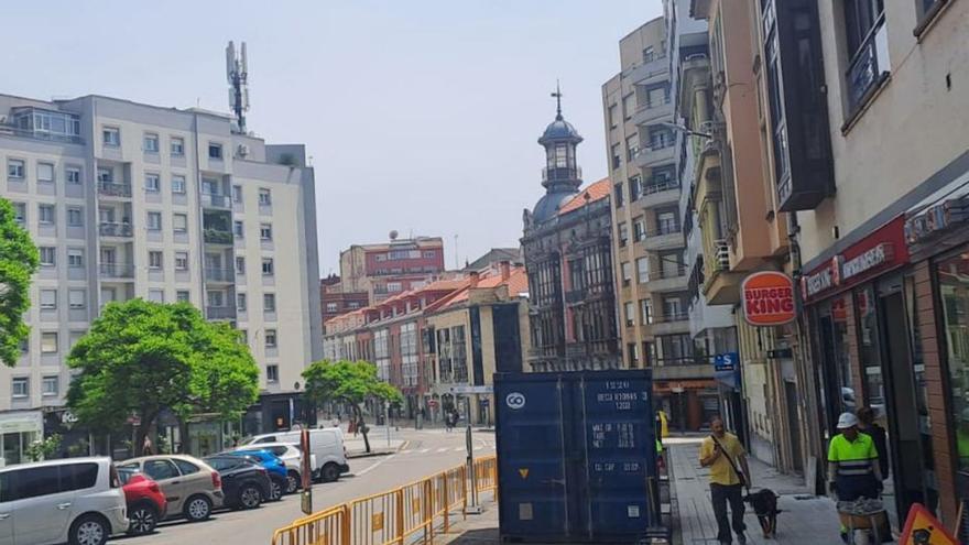 Primeros trabajos en la calle la Cámara, ayer al mediodía. | LNE