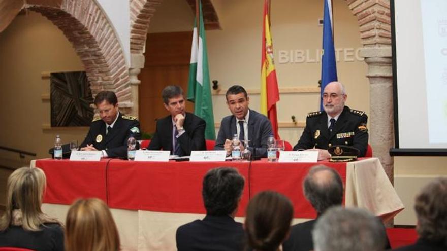 El jefe de la Policía Local, José Andrés Montoya, el presidente del Centro de Iniciativas Turísticas, Juan José González, el alcalde de Marbella, José Bernal, y el comisario de la Policía Nacional Enrique Lamelas.