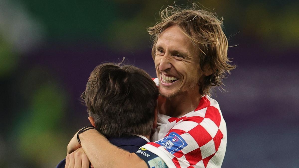 El seleccionador de Croacia, Zlatko Dalic, celebrando con Luka Modric el pase a las semifinales del Mundial.