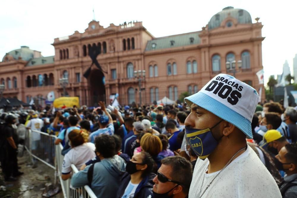 Argentina plora a Maradona en una vetlla multitudinària