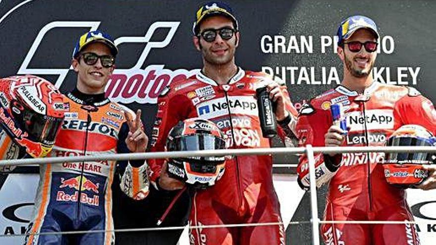 Marc Márquez, Petrucci y Dovizioso, en el podio de Mugello.