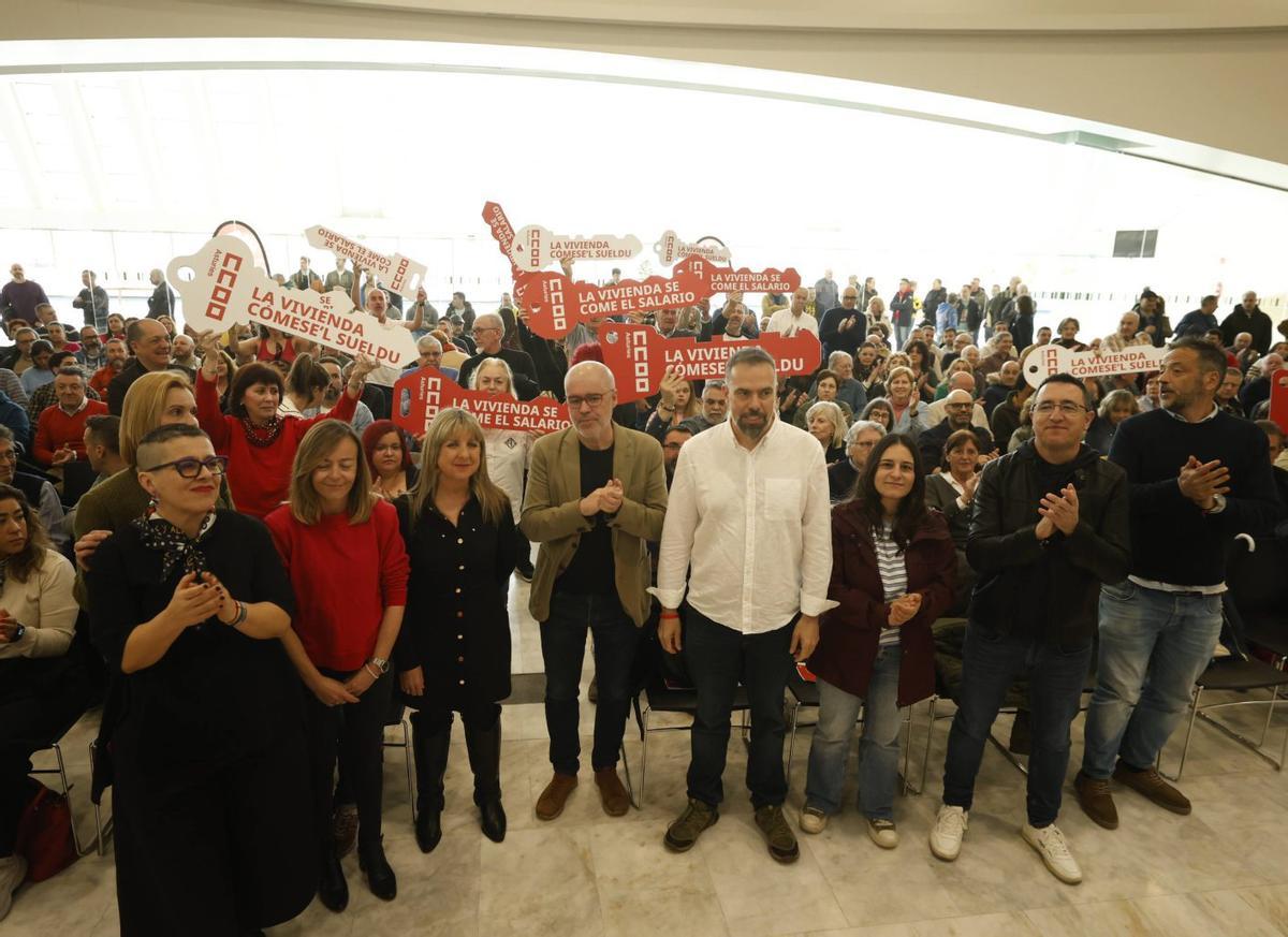 Unai Sordo y José Manuel Zapico, en el centro, con los delegados de CC OO en Oviedo.  | LUISMA MURIAS