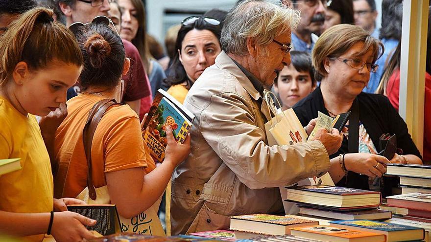 Una imatge típica d&#039;un Sant Jordi sense coronavirus que segurament no es repetirà de la mateixa manera