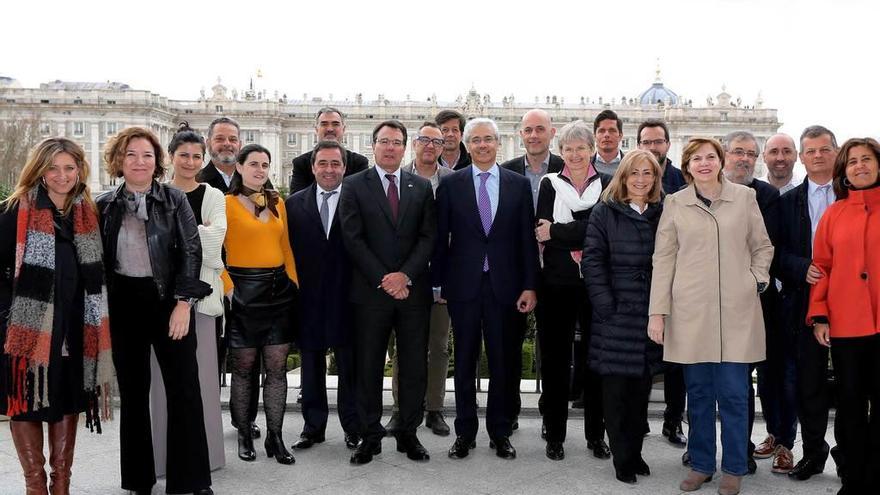 Los miembros de la asamblea de la asociación Ópera XXI, ayer en Madrid.