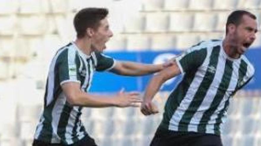 Vallho, celebrant el seu gol a la Nova Creu Alta.