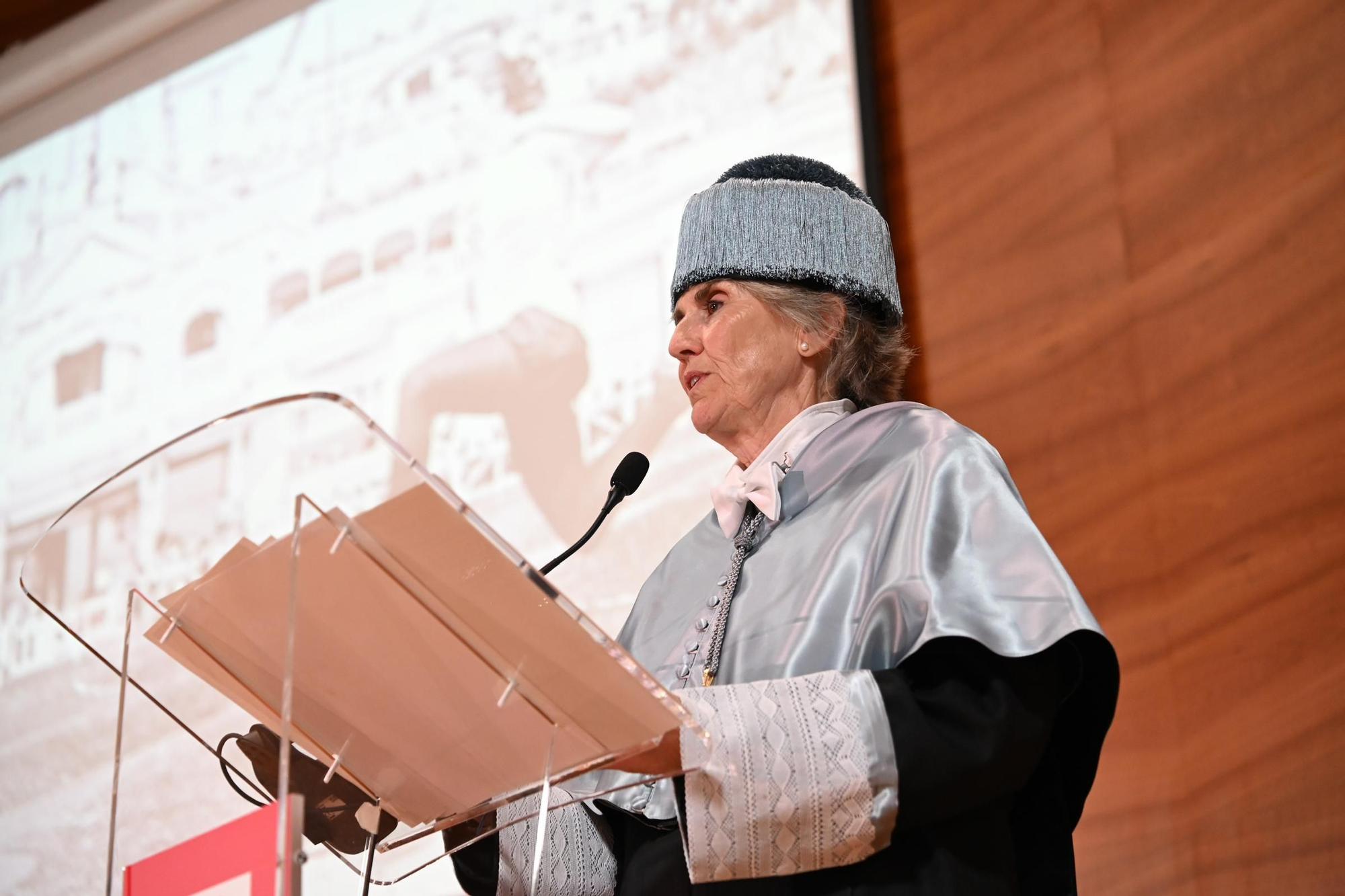 Así ha sido el acrto de investidura como Doctora Honoris Causa por la UMH de Elche de la periodista Paloma del Rio