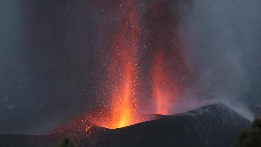 El volcán en erupción en La Palma visto desde el volcán de Tijuya