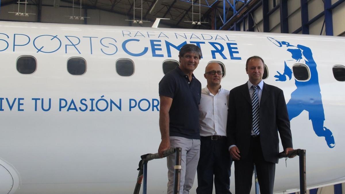 Toni Nadal posa junto a Richard Clark, director comercial de Air Europa, y Victor Barreira, CEO del Rafa Nadal Sports Centre