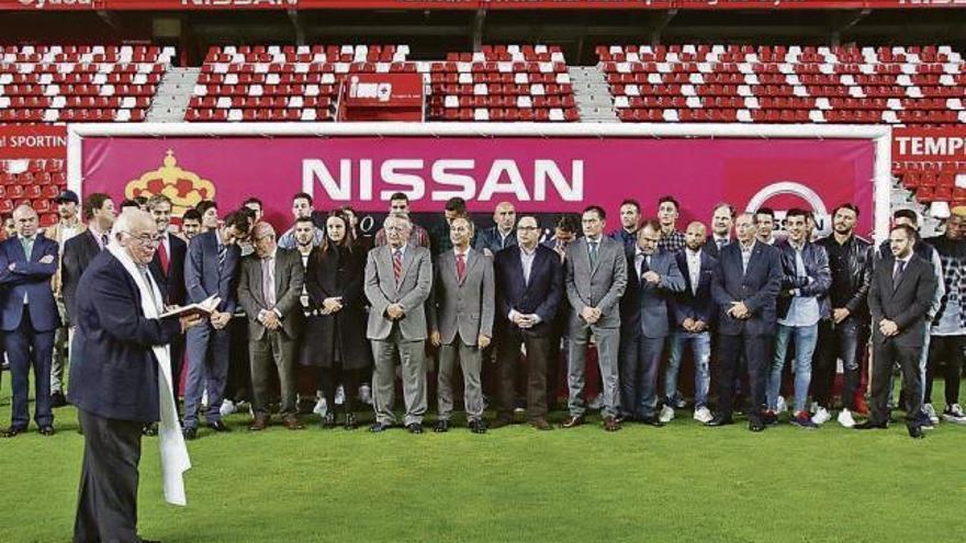 La plantilla rojiblanca estrena en El Molinón los nuevos coches del patrocinador Nissan