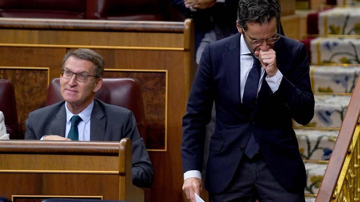 Borja Sémper pasa al lado de Alberto Núñez Feijóo durante el pleno del Congreso.