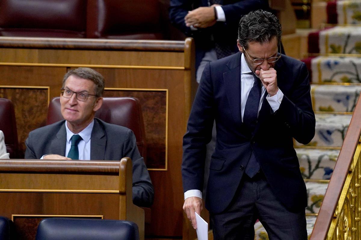 Borja Sémper pasa al lado de Alberto Núñez Feijóo durante el pleno del Congreso.