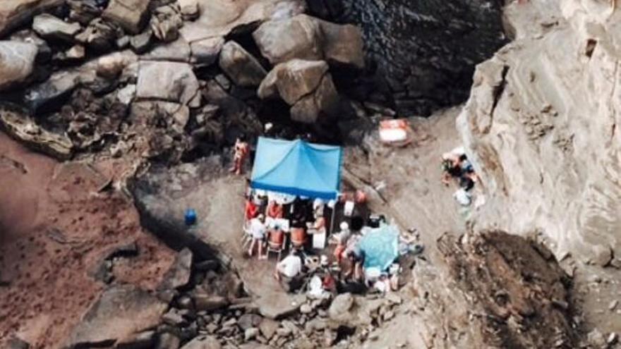 El presunto asadero de pardelas en el islote de Alegranza.