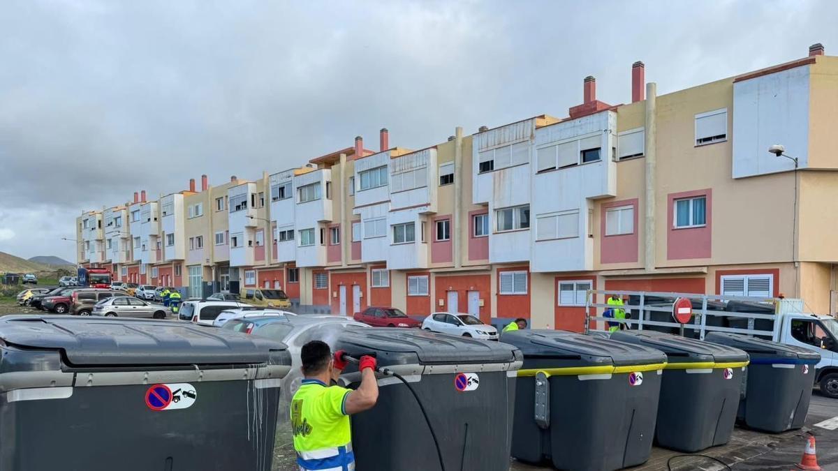 Un operario de limpieza y residuos limpia los nuevos contenedores en Telde.