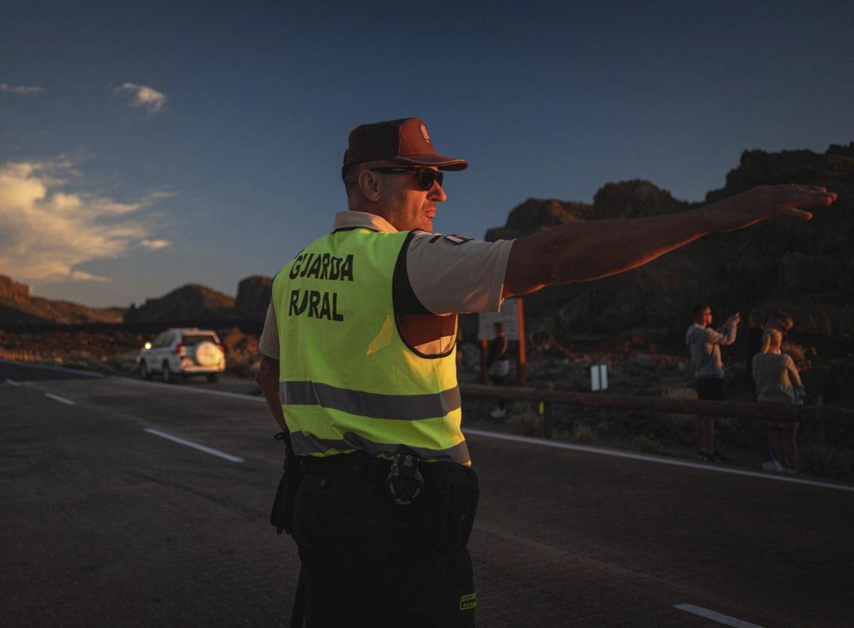 Un guarda rural, en un operativo especial de control en el Parque Nacional del Teide. | ARTURO JIMÉNEZ