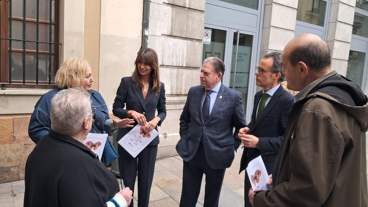 Alfredo Canteli hablando con alguna de las expositoras del evento.