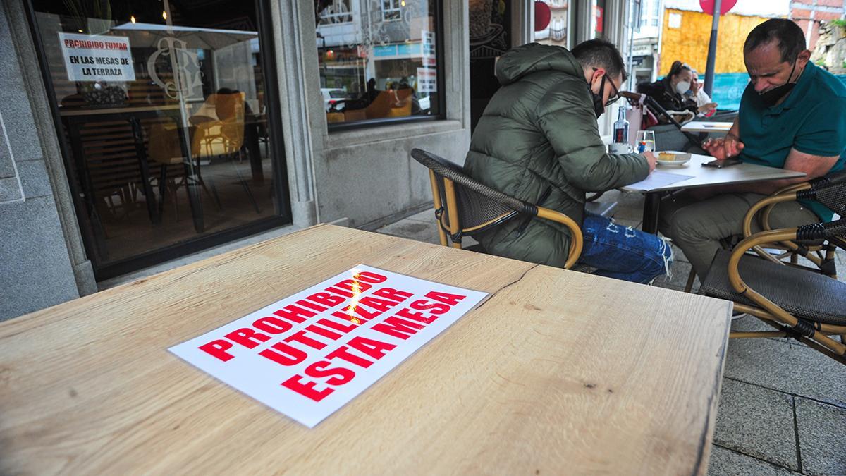 Terraza de un bar de Vilagarcía, con una mesa inhabilitada por las restricciones de aforo